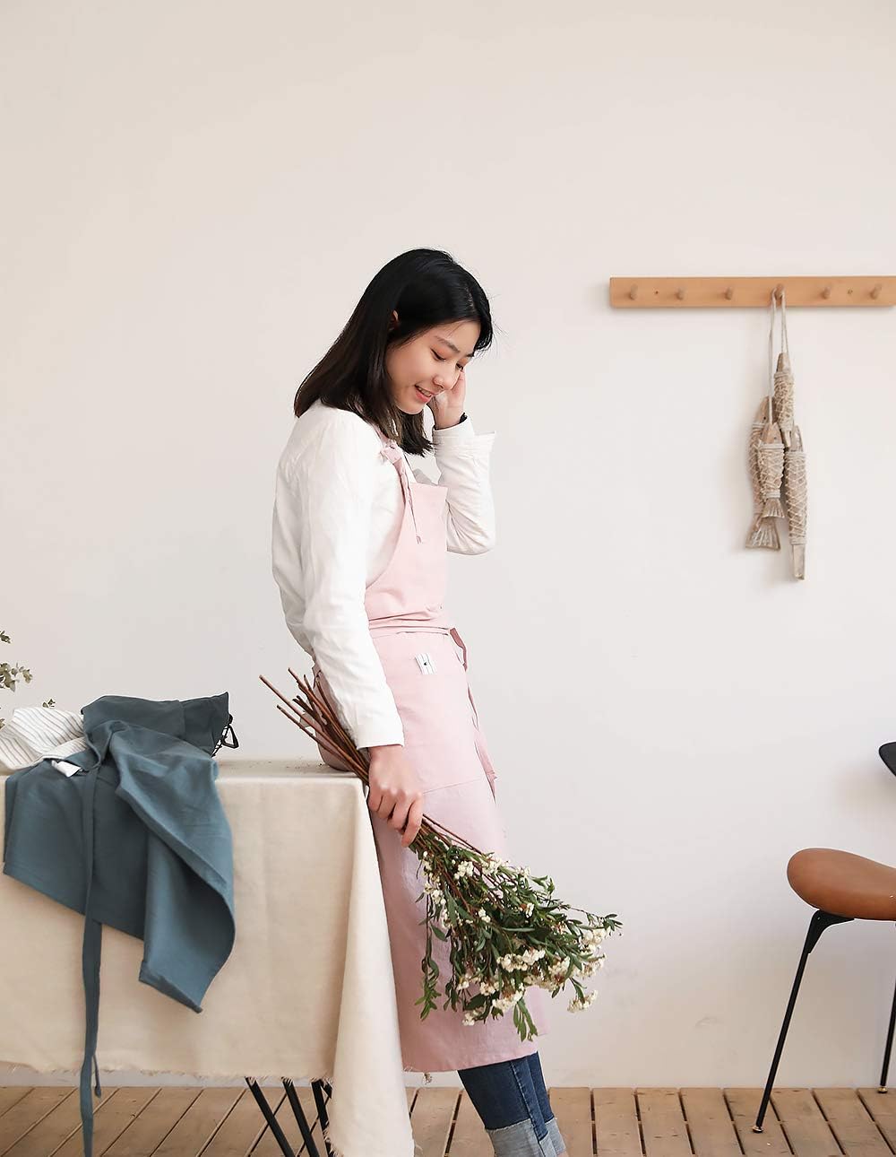 Adjustable Japan Nordic Style Soft Cotton Linen Apron with Four Pockets A Towel