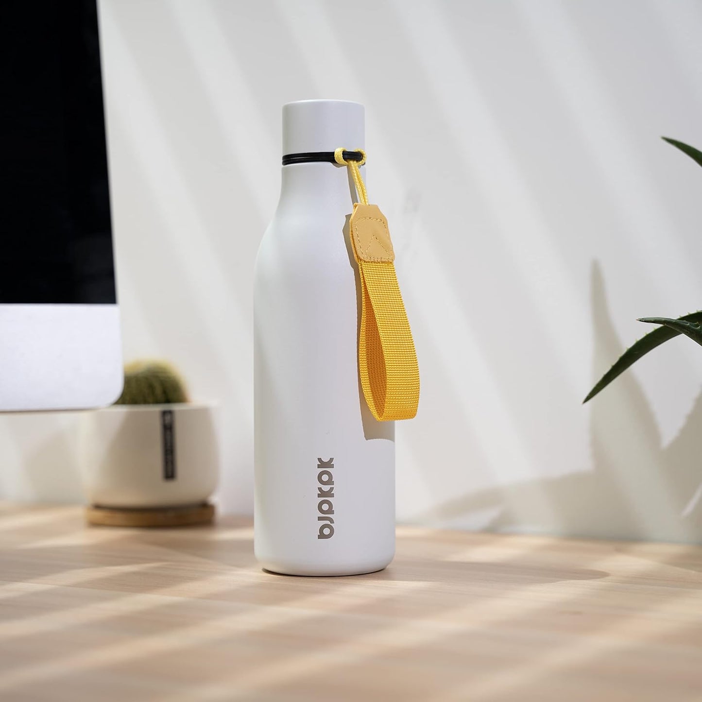 BJPKPK Insulated Water Bottles, 18 oz Stainless Steel Metal Water Bottle with Strap, BPA Free Leak Proof Thermos, Mugs, Flasks, Reusable Water Bottle for Sports & Travel, White