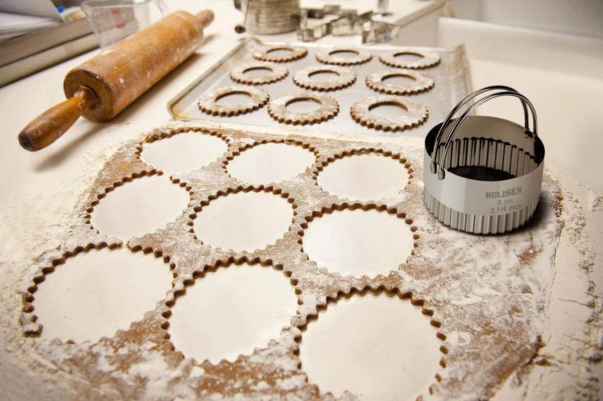 HULISEN Biscuit Cutter Set (5 Pieces/Set), Stainless Steel Round Biscuit Cutters with Handle, Wave Cookies Cutter with Fluted Edge, Professional Baking Dough Tools, Gift Package (Wave)