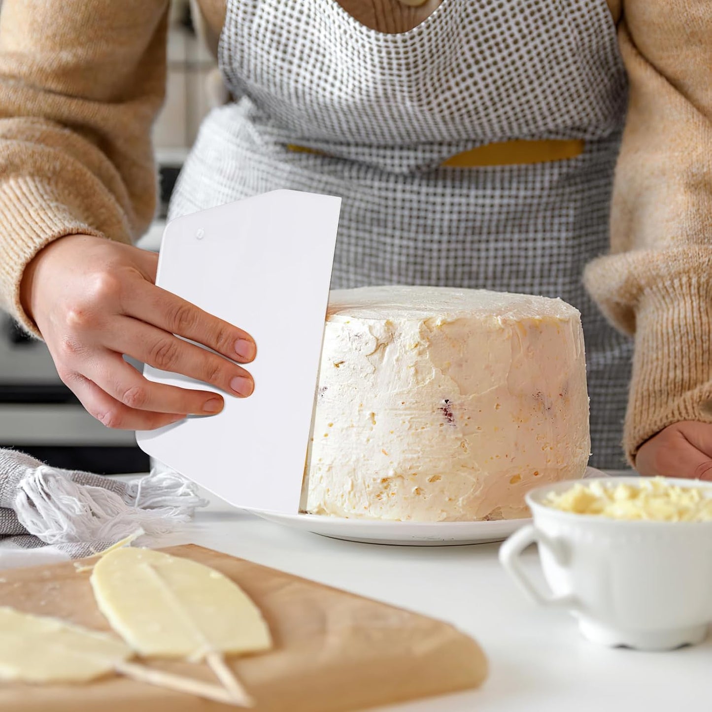 Cabilock 2pcs Cake Scraper Icing Smoother Flexible Plastic Cake Scraper Smoother for Bakery Pastry Cake Decoration Kitchen DIY Baking Tool