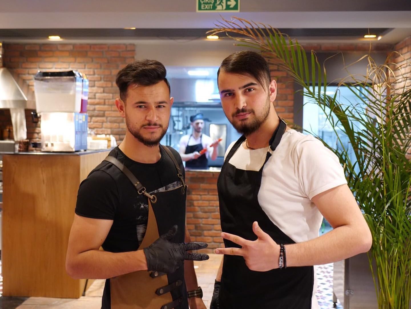 Apron for Women and Men Waterproof Canvas Extra Pocket for Chef Barista Gardening BBQ Grilling Crossback Unisex